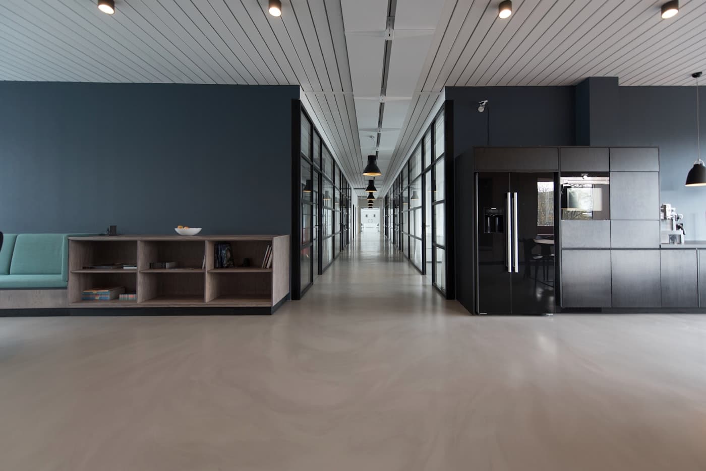 Ruang kantor modern dengan pencahayaan natural