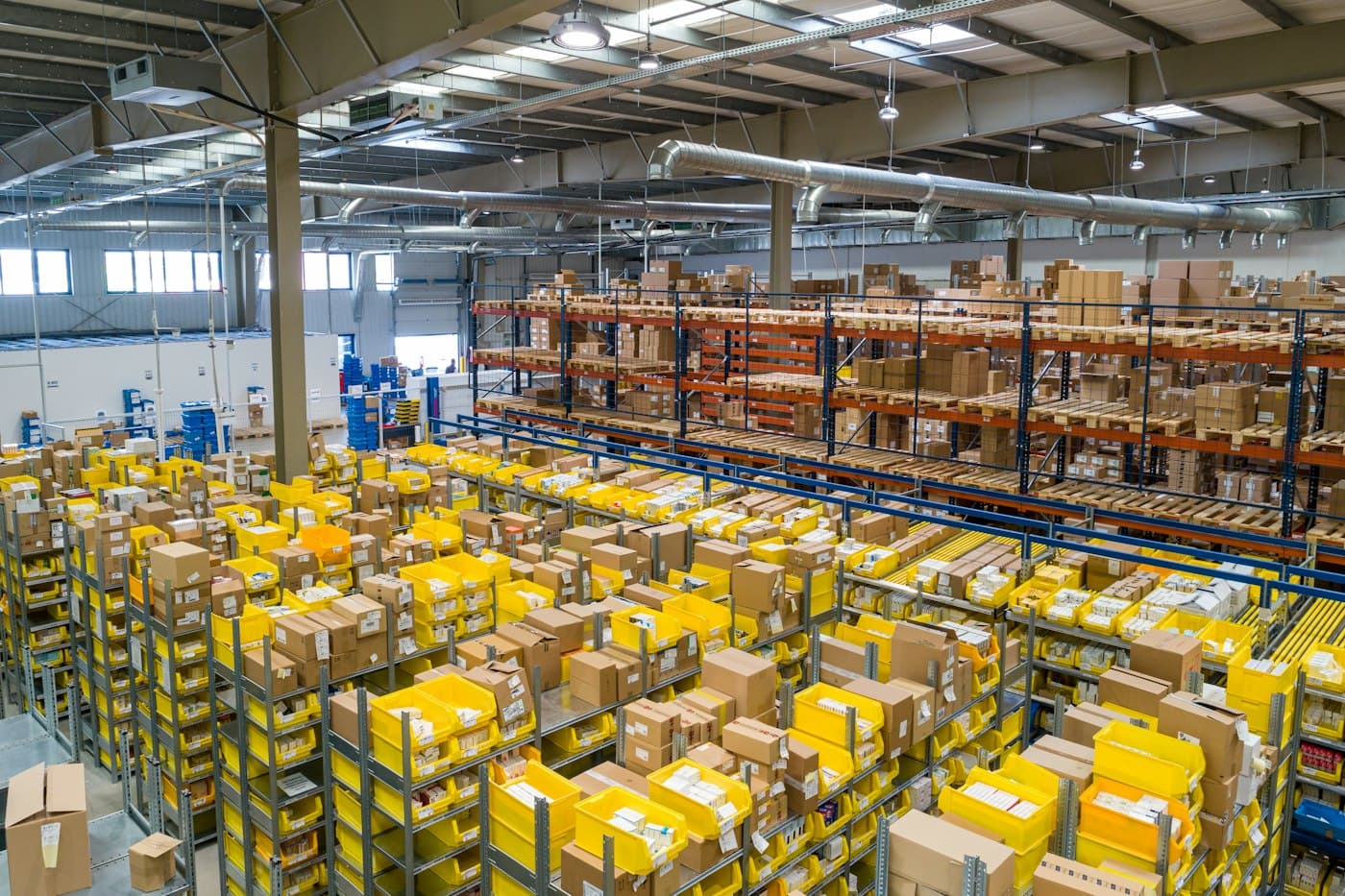 Gudang logistik dengan aktivitas distribusi barang