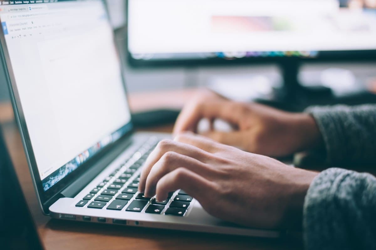 Profesional memberikan dukungan teknis di laptop